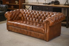 Canapé Chesterfield en cuir fauve capitonné